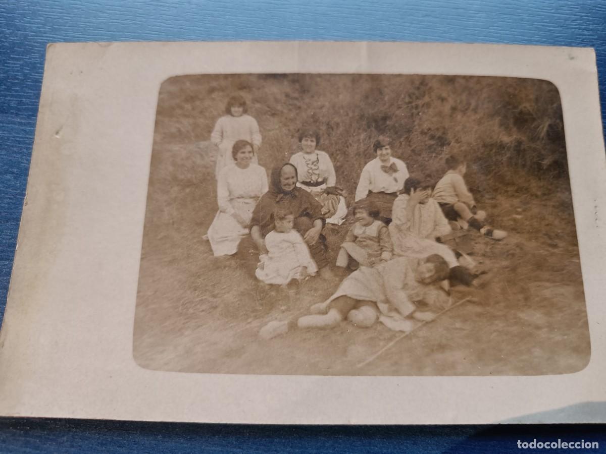 Alte Fotografie: Foto antigua grupo familiar. Por detr&aacute;s postal no circulada.