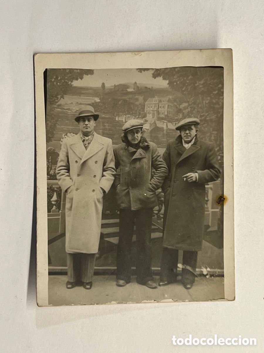 Alte Fotografie: MINUTEROS fotografos de calle&hellip; Tres Abrigos con Cara de fr&iacute;o&hellip; (h.1950?)