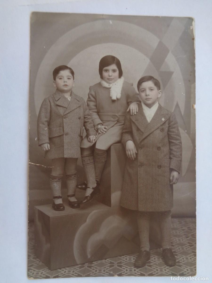 Alte Fotografie: PRECIOSA FOTO DE ESTUDIO DE NI&Ntilde;OS, HERMANOS. CHICO CON PANTALON CORTO. A&Ntilde;OS 20