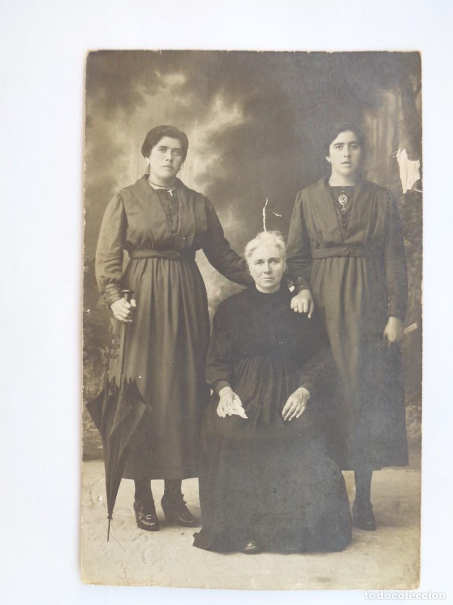 Alte Fotografie: PRECIOSA FOTO DE ESTUDIO DE SE&Ntilde;ORA E HIJAS, CON PARAGUAS, 1919 . DE G. GARCIA , COMILLAS