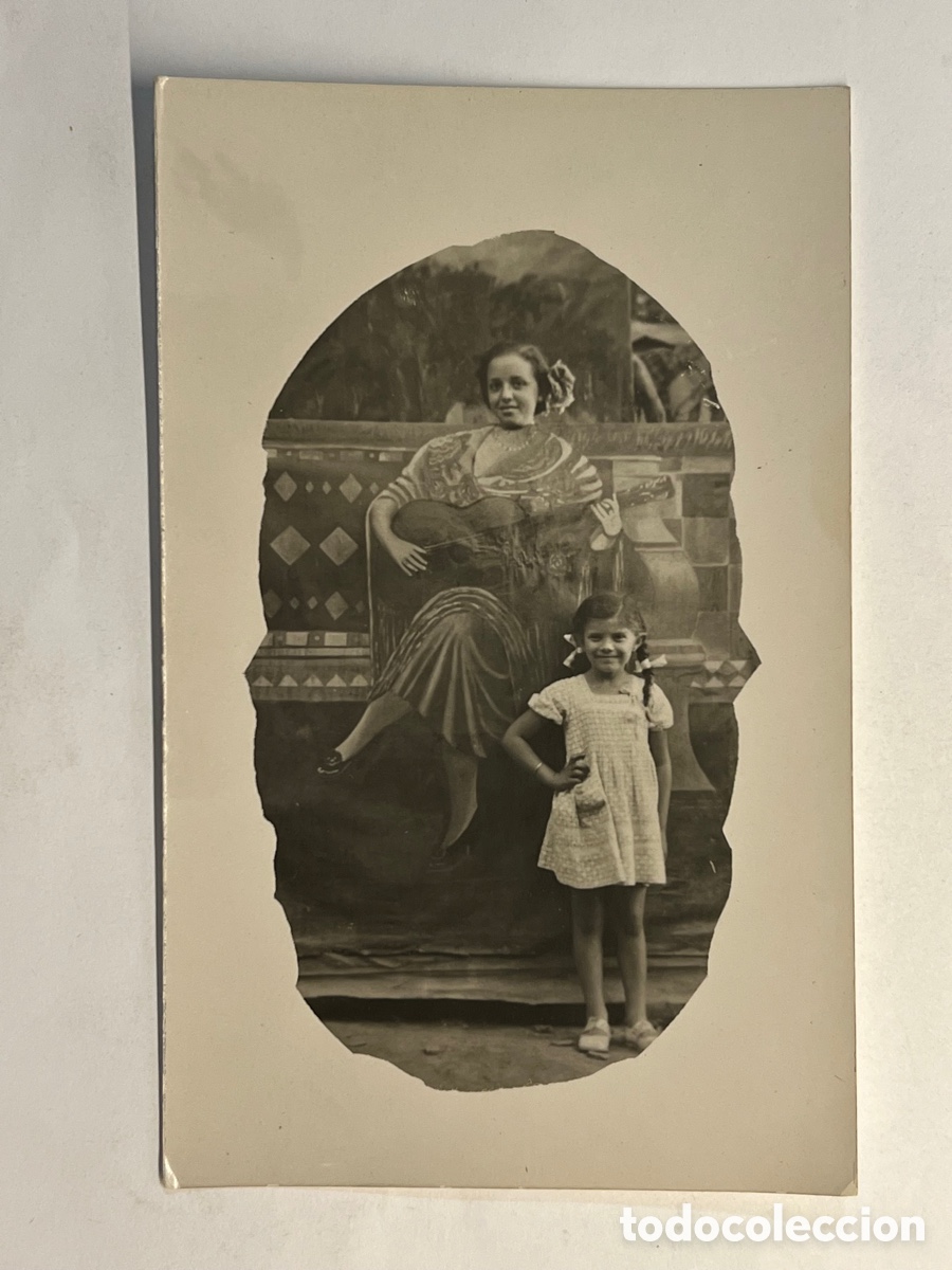 Alte Fotografie: MINUTEROS. Fot&oacute;grafos de calle.., la joven Guitarrista.. Decorado de Feria (h.1930?)