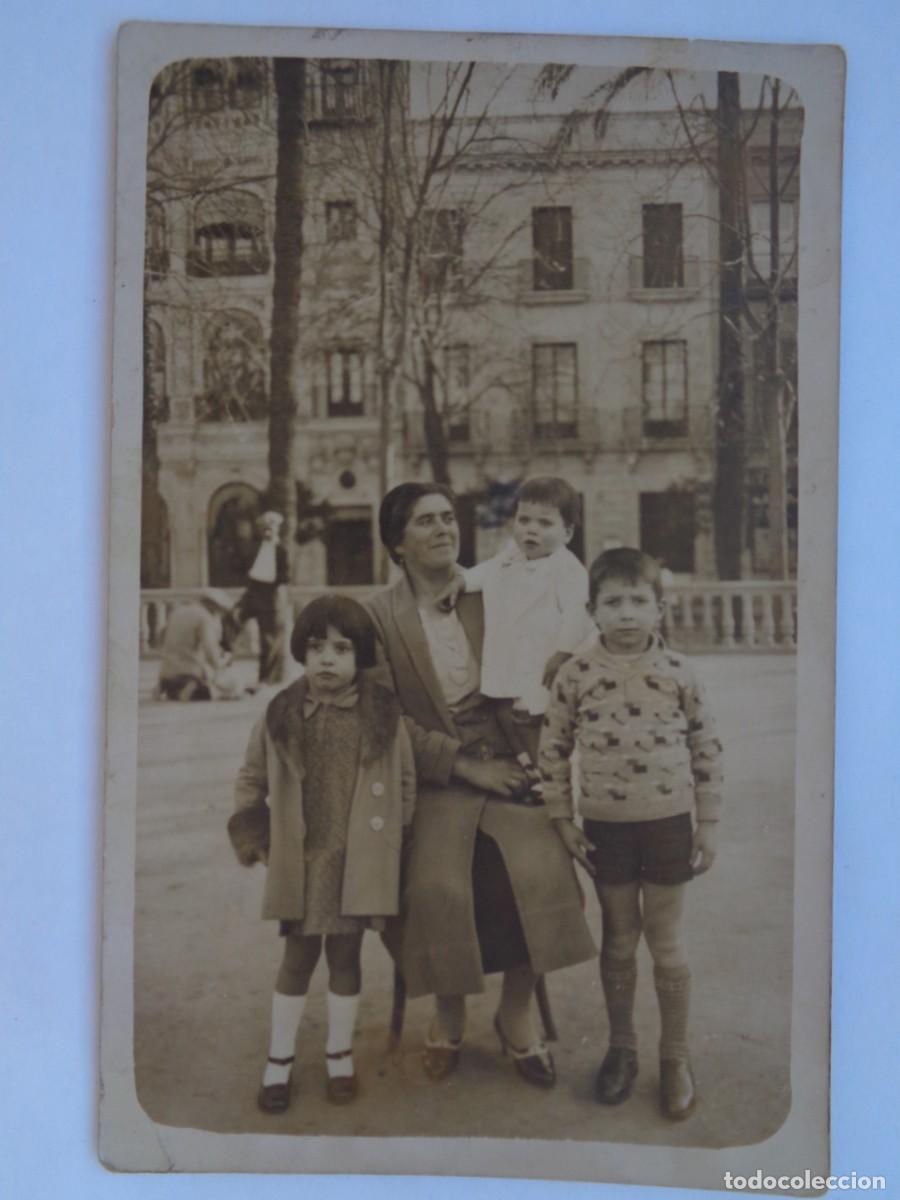 Alte Fotografie: MINUTERO DE FOTOGRAFO CALLEJERO DE MADRE CON HIJOS , PRINCIPIOS DE SIGLO