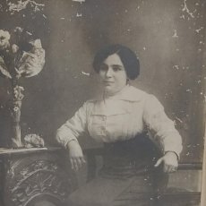 Fotografía antigua: FOTOGRAFÍA TARJETA POSTAL ANTIGUA- FOTOGRAFO LILLO, ALICANTE - MUJER EN POSADO PRINCIPIO 1900