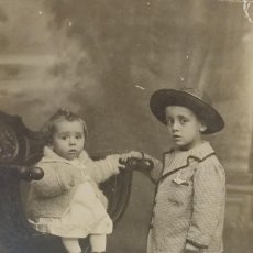 Fotografía antigua: FOTOGRAFÍA ANTIGUA- FOTOGRAFO J LLOPIS, VALENCIA - NIÑOS EN POSADO PRINCIPIO 1900