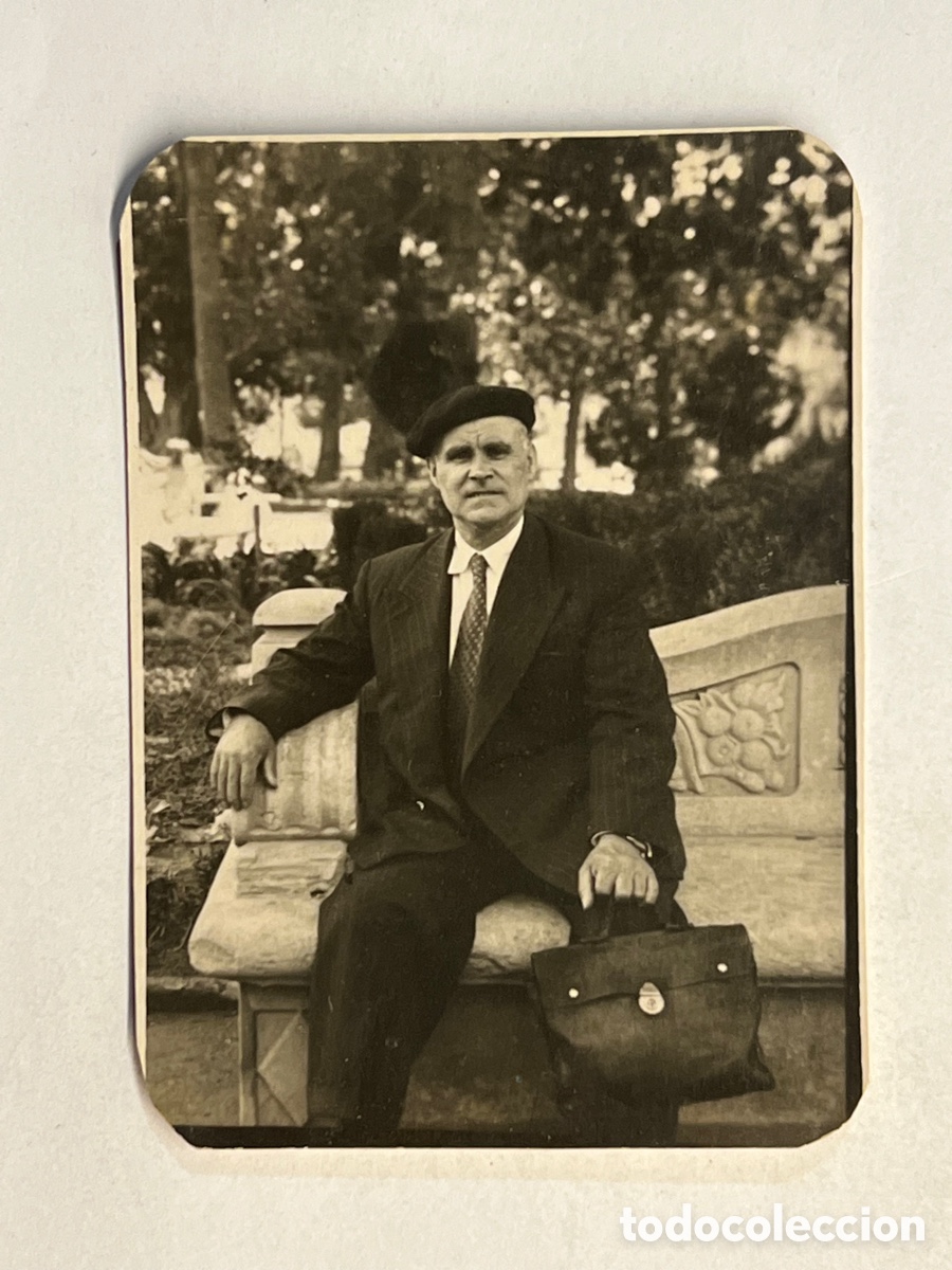 Alte Fotografie: MINUTEROS, fot&oacute;grafos de calle.. Se&ntilde;or sentado con boina.. Viveros Valencia..? (h.1950?)