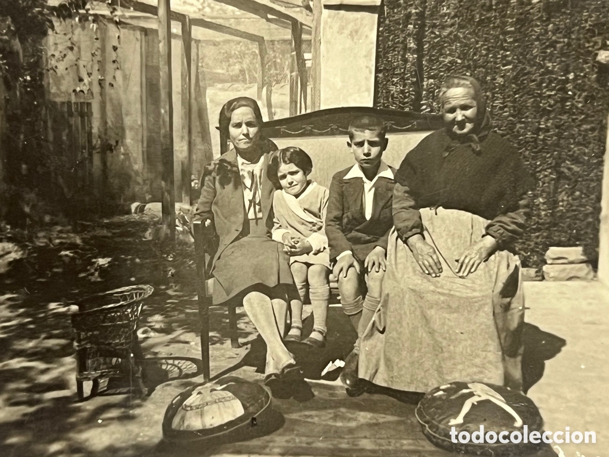 Alte Fotografie: FOTOGRAF&Iacute;A.. tu hermana Antonia&hellip; improvisado decorado fotograf&iacute;co, al hermano en Leganes (h.1936?)