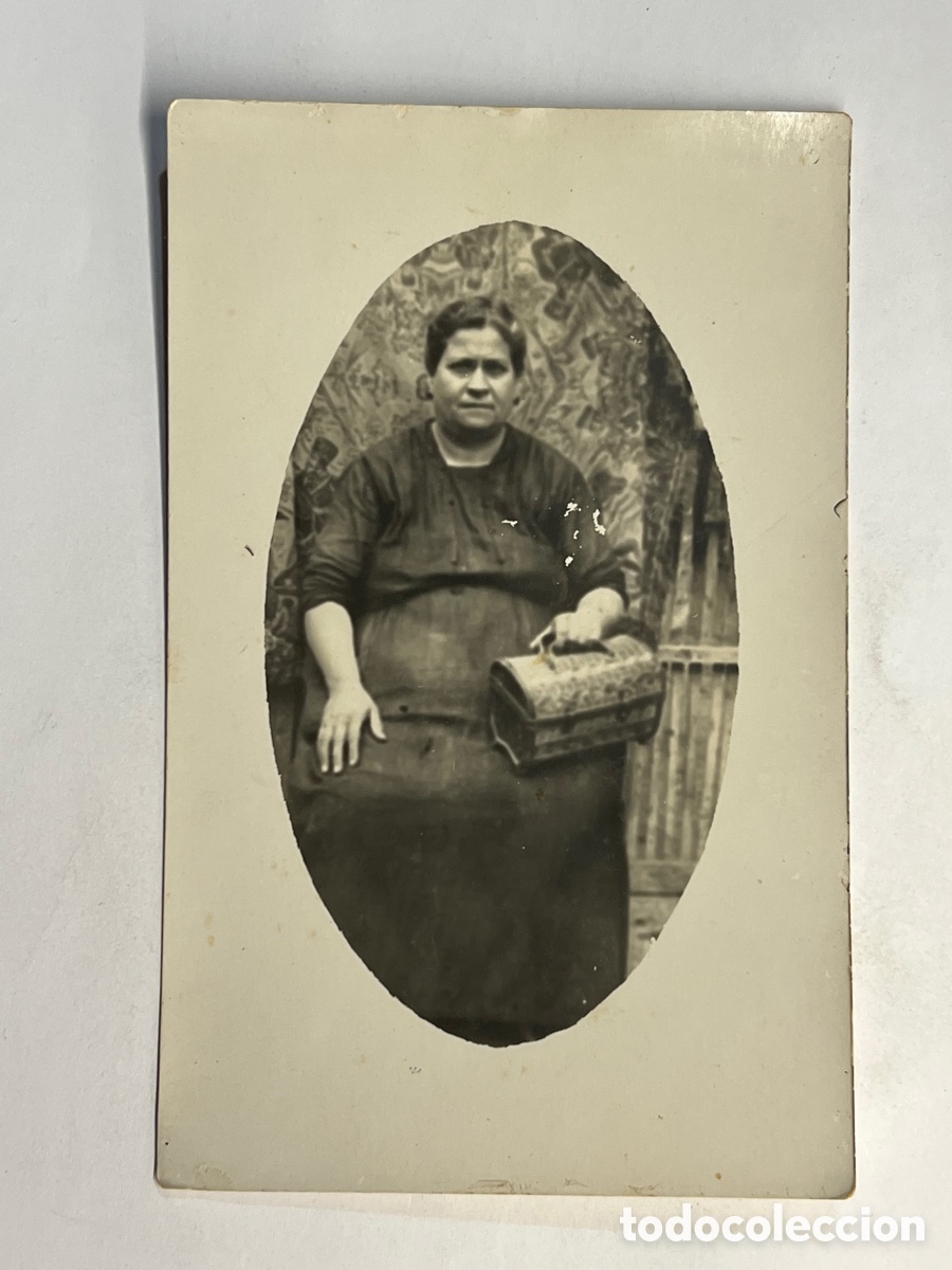 Alte Fotografie: LA SE&Ntilde;ORA JULIA Y SU RECI&Eacute;N ESTRENADO BOLSO&hellip; fotografia antigua (h.1920?)