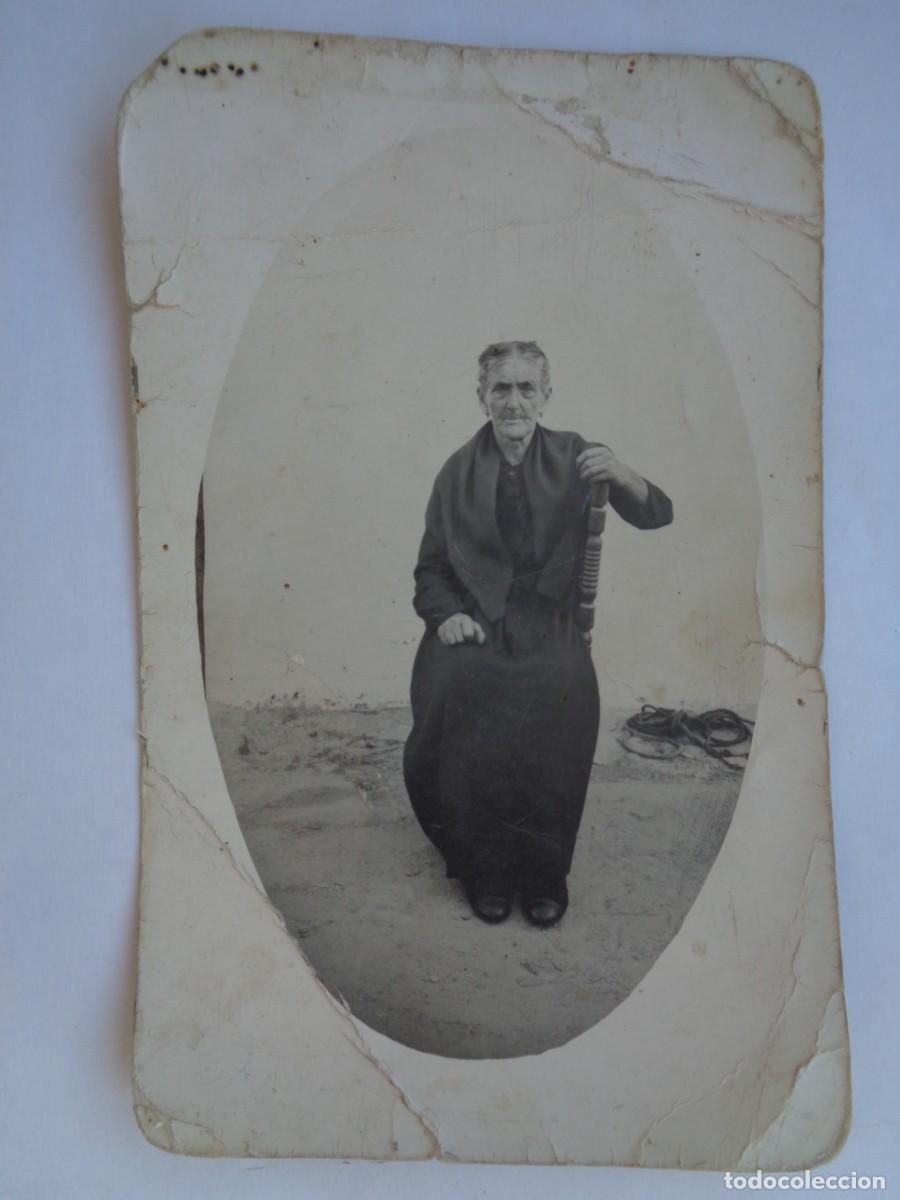 Alte Fotografie: MINUTERO DE FOTOGRAFO CALEJERO DE ABUELA EN SILLA . EN OVALO . A&Ntilde;OS 30. &iexcl; MALESTADO !!