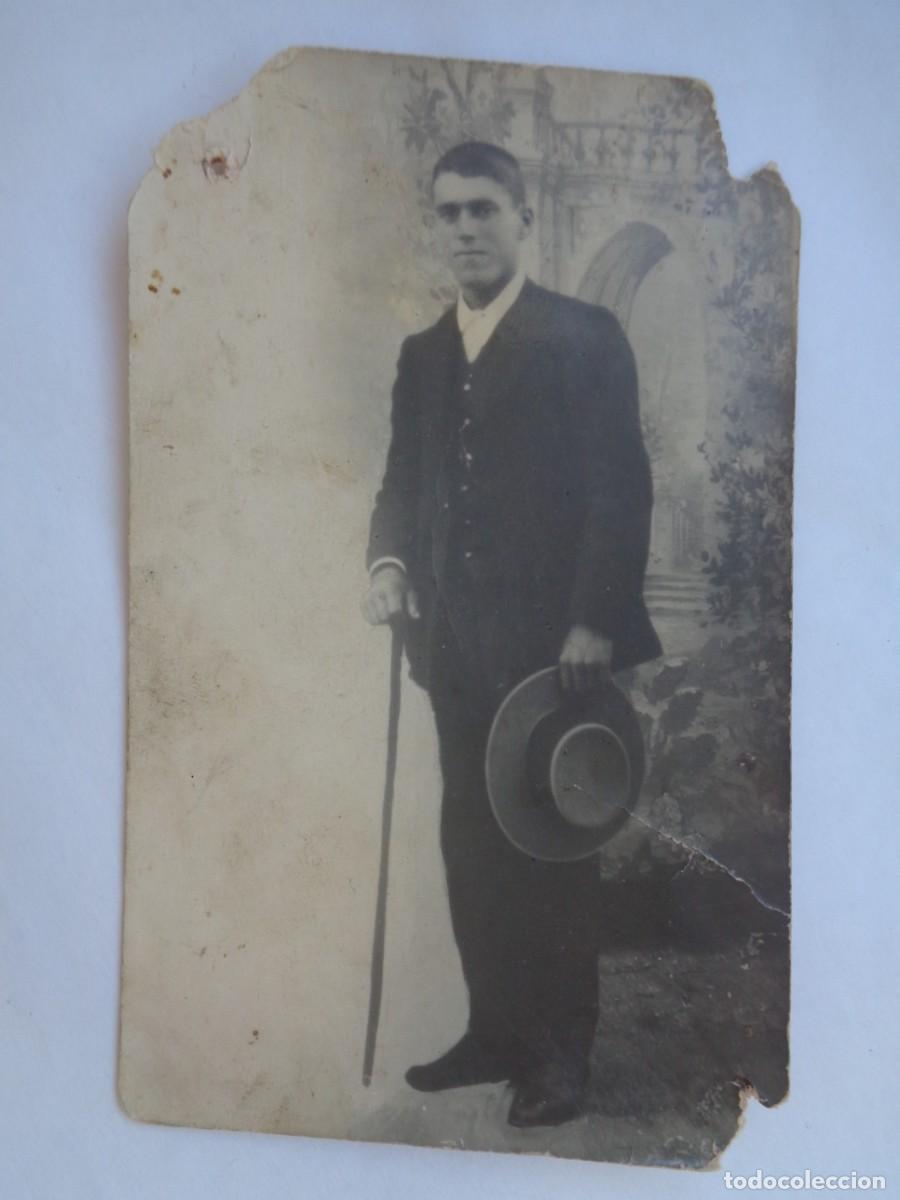 Alte Fotografie: BONITA FOTO DE ESTUDIO DE JOVEN ELEGANTE CON SOMBRERO CORDOBES, FONDO DECORADO. PP. SIGLO