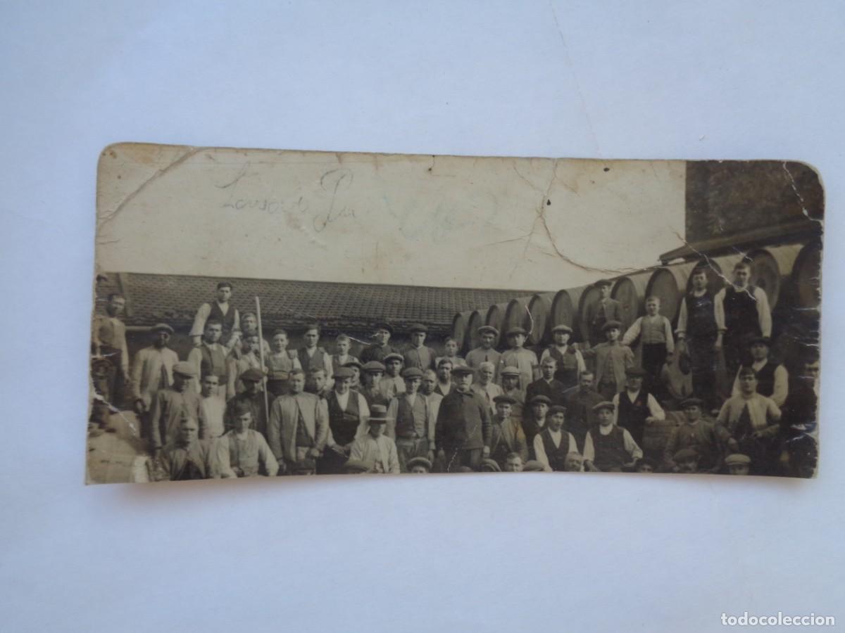 Alte Fotografie: FOTO DE TRABAJADORES DE UNA BODEGA O SIMILAR, GANDES TONELES. PRINCIIOS DE SIGLO