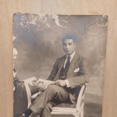 Fotografía antigua: FOTOGRAFÍA ANTIGUA DE ESTUDIO DE UN HOMBRE EN TRAJE. 1918. J. DERREY. VALENCIA