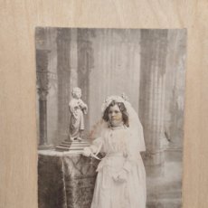 Fotografía antigua: FOTOGRAFÍA ANTIGUA DE ESTUDIO DE UNA NIÑA DE COMUNIÓN. 1911. J. DERREY. VALENCIA