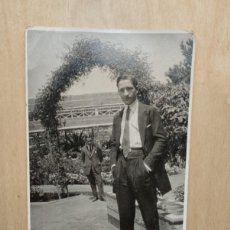 Fotografía antigua: FOTOGRAFÍA ANTIGUA DE UN HOMBRE POSANDO EN TRAJE EN LOS JARDINES DE VIVEROS EN VALENCIA