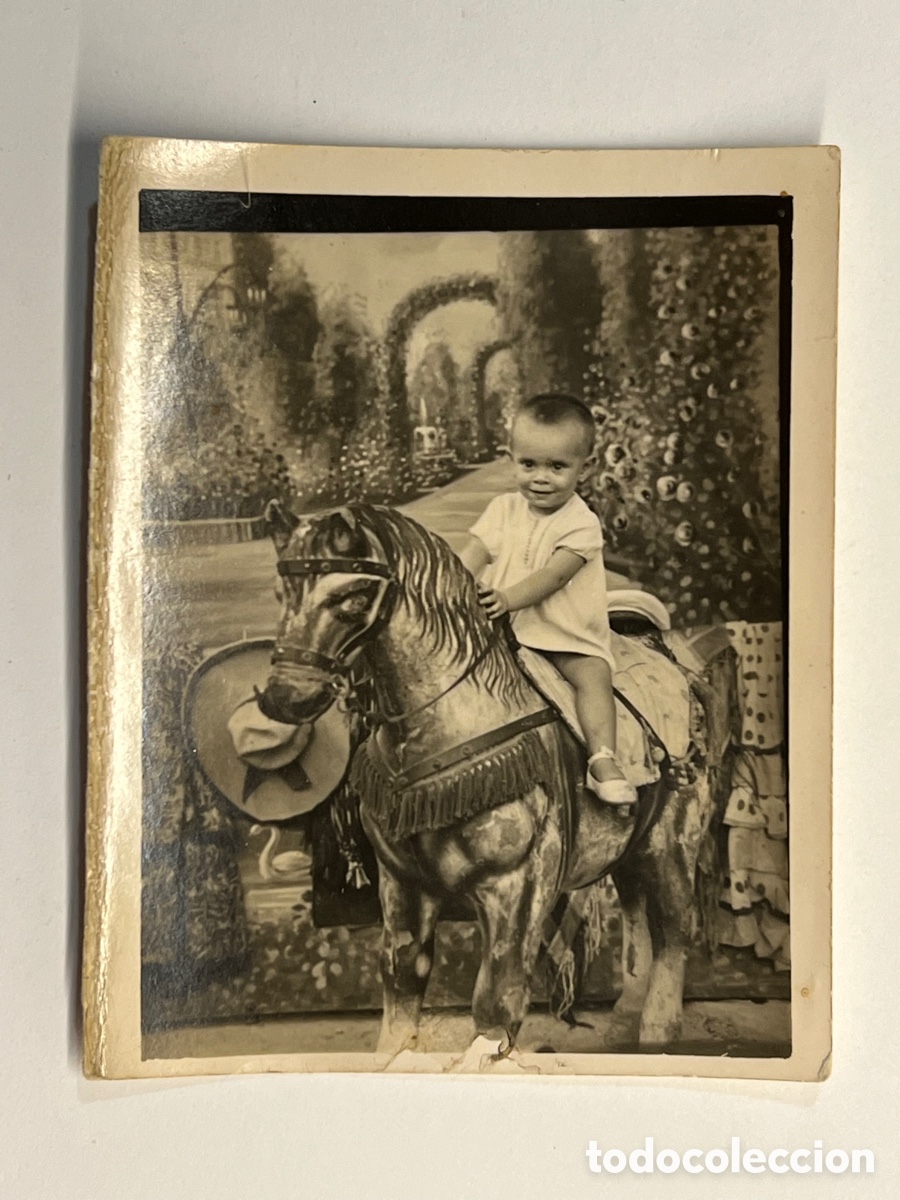 Alte Fotografie: MINUTEROS, fot&oacute;grafos de calle.. NI&Ntilde;O CON CABALLO.. Patio andaluz.. Decorado de calle (h.1945?)