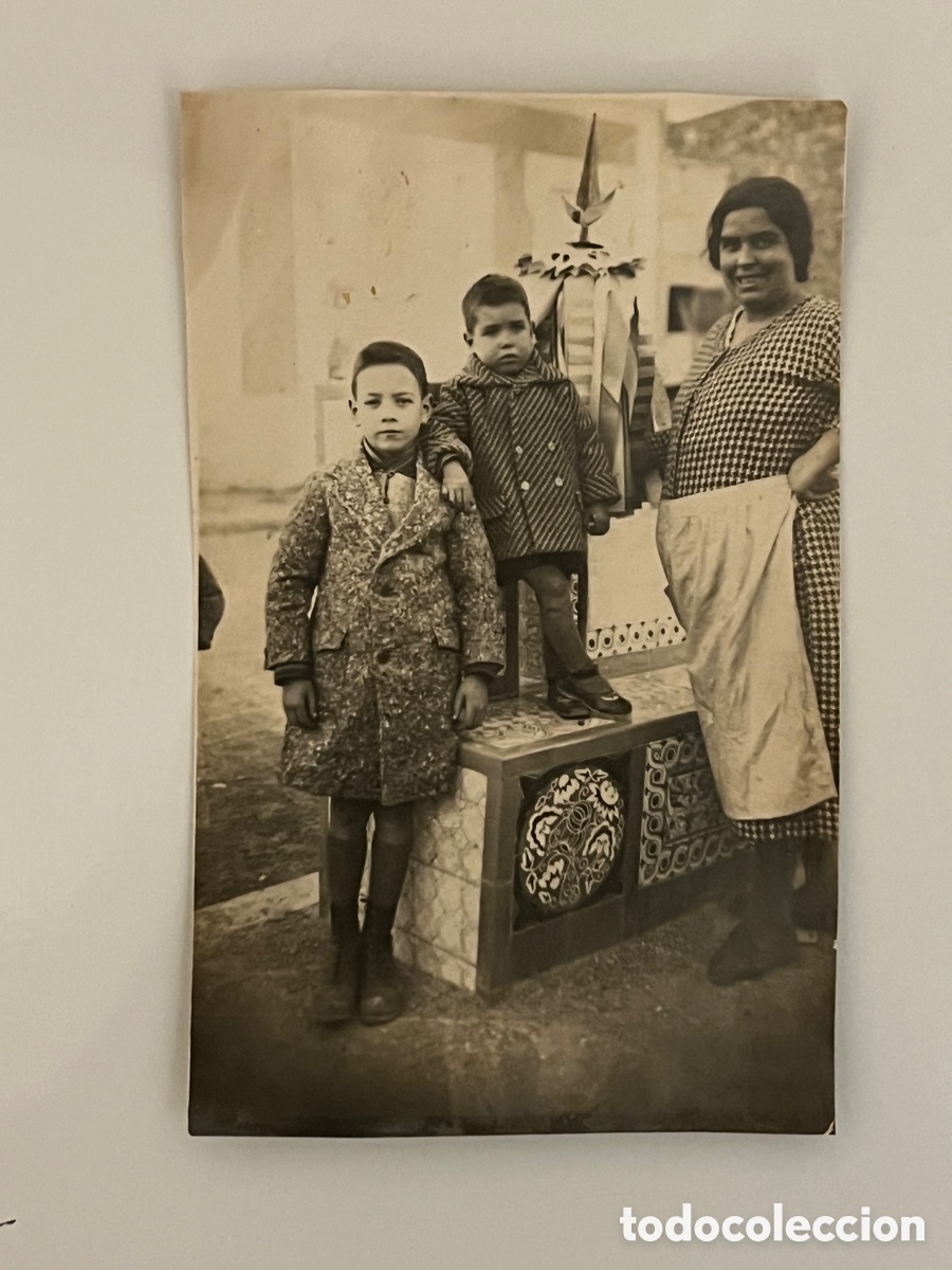 Antique Photography: LA MUJER DEL SERVICIO Y SUS HIJOS. Fotograf&iacute;a a su Se&ntilde;ora Albina en prueba de cari&ntilde;o (h.1930?)