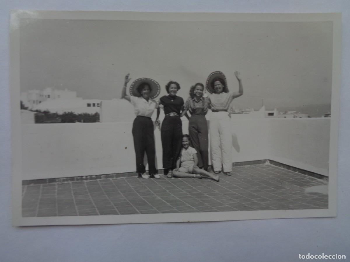 Antique Photography: FOTO DE CHICAS ( CON GRANDES PAMELAS ) EN LA AZOTEA