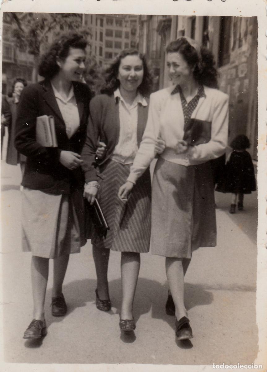 Fotografia antica: Amigas riendo y paseando por la antigua plaza del Caudillo. Ateneo Mercantil. A&ntilde;os 40 pv