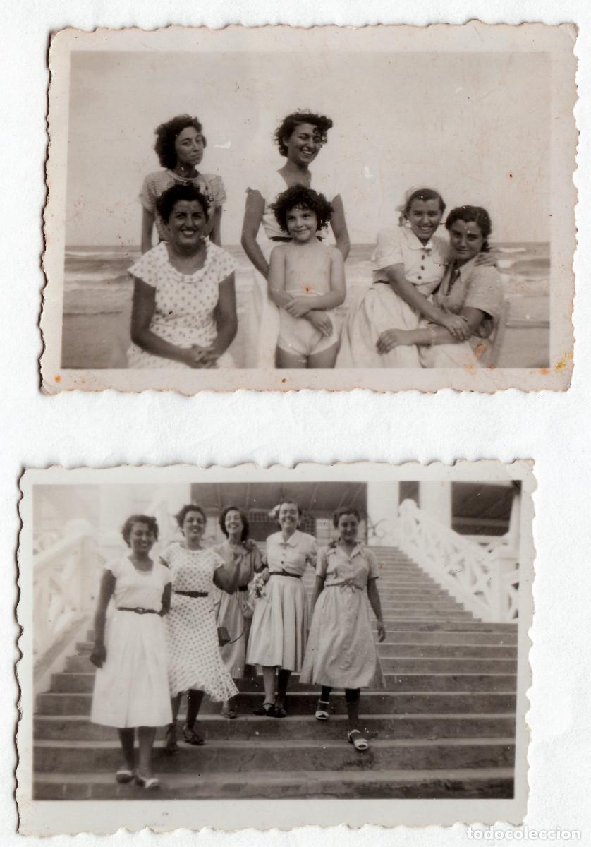 Fotografia antica: 2 fotos. Mujeres. Amigas riendo en el Balneario de la playa de Las Arenas. A&ntilde;os 50 pv