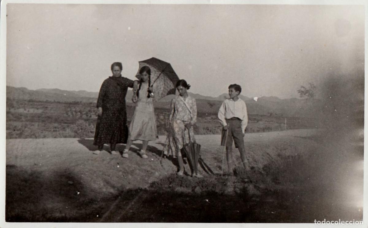 Fotografia antica: Bonita foto. Familia, madre con ni&ntilde;os y gran sombrilla en paisaje. A&ntilde;os 20 pv