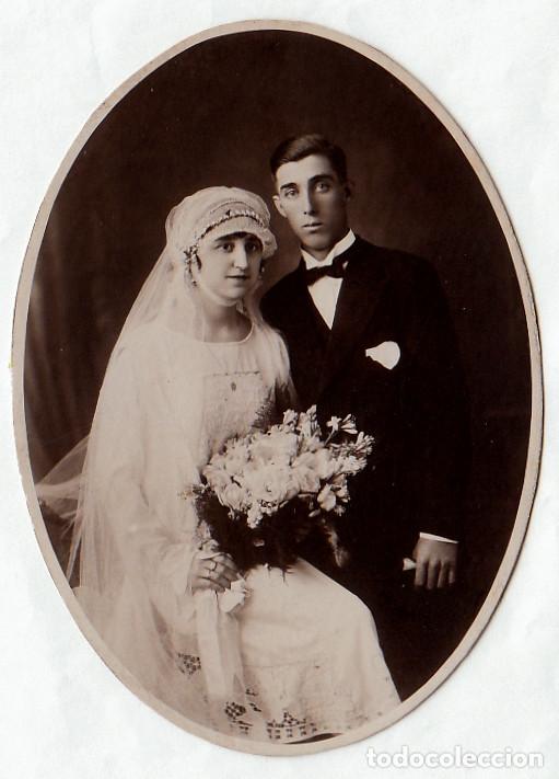 Fotografia antica: Elegante pareja de novios posando el dia de su boda. A&ntilde;os 10-20 pv