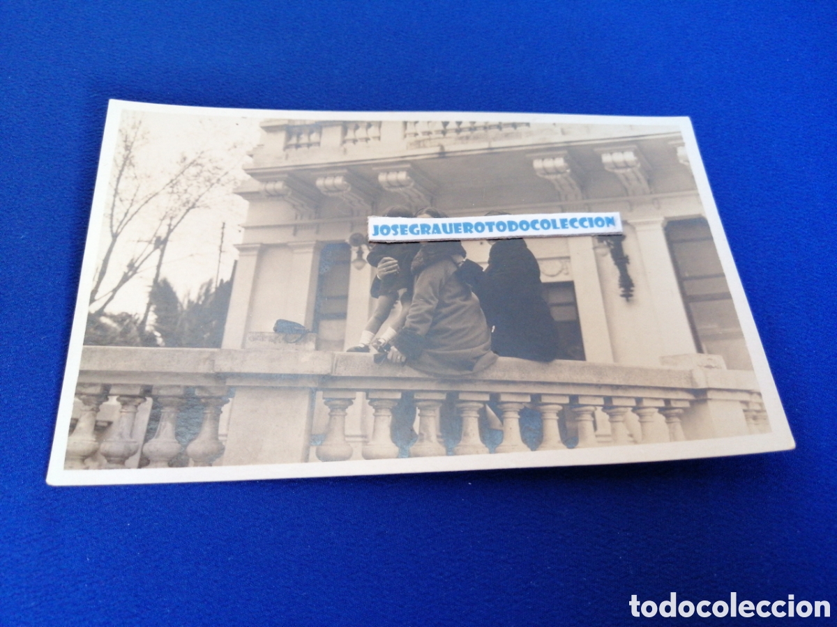 Alte Fotografie: MODELOS POSANDO EN BALCON -CHALET (GALICIA) FOTOGRAF&Iacute;A POSTAL ANTIGUA