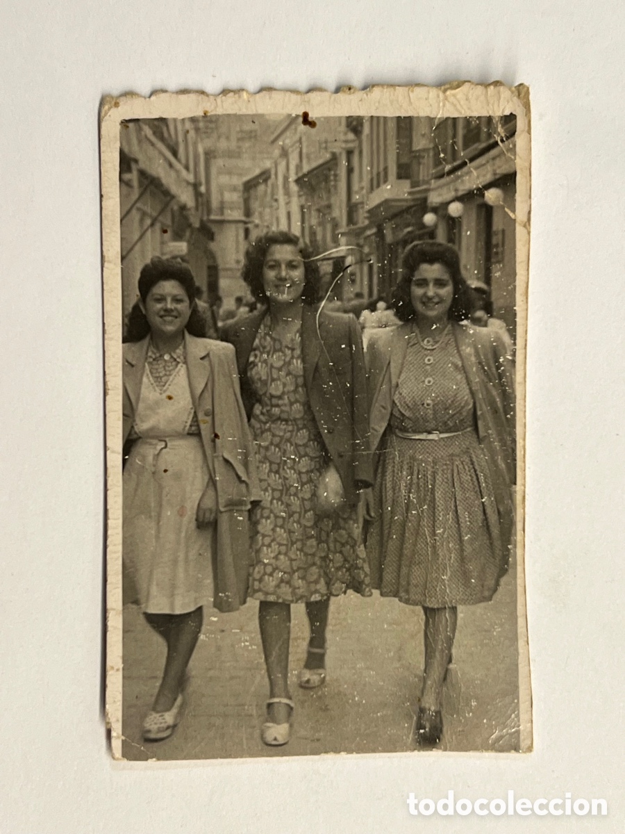 Fotografia antiga: MINUTEROS, fot&oacute;grafos de calle&hellip;. Sorprendidas por la Gran Via&hellip;(h.1945?)