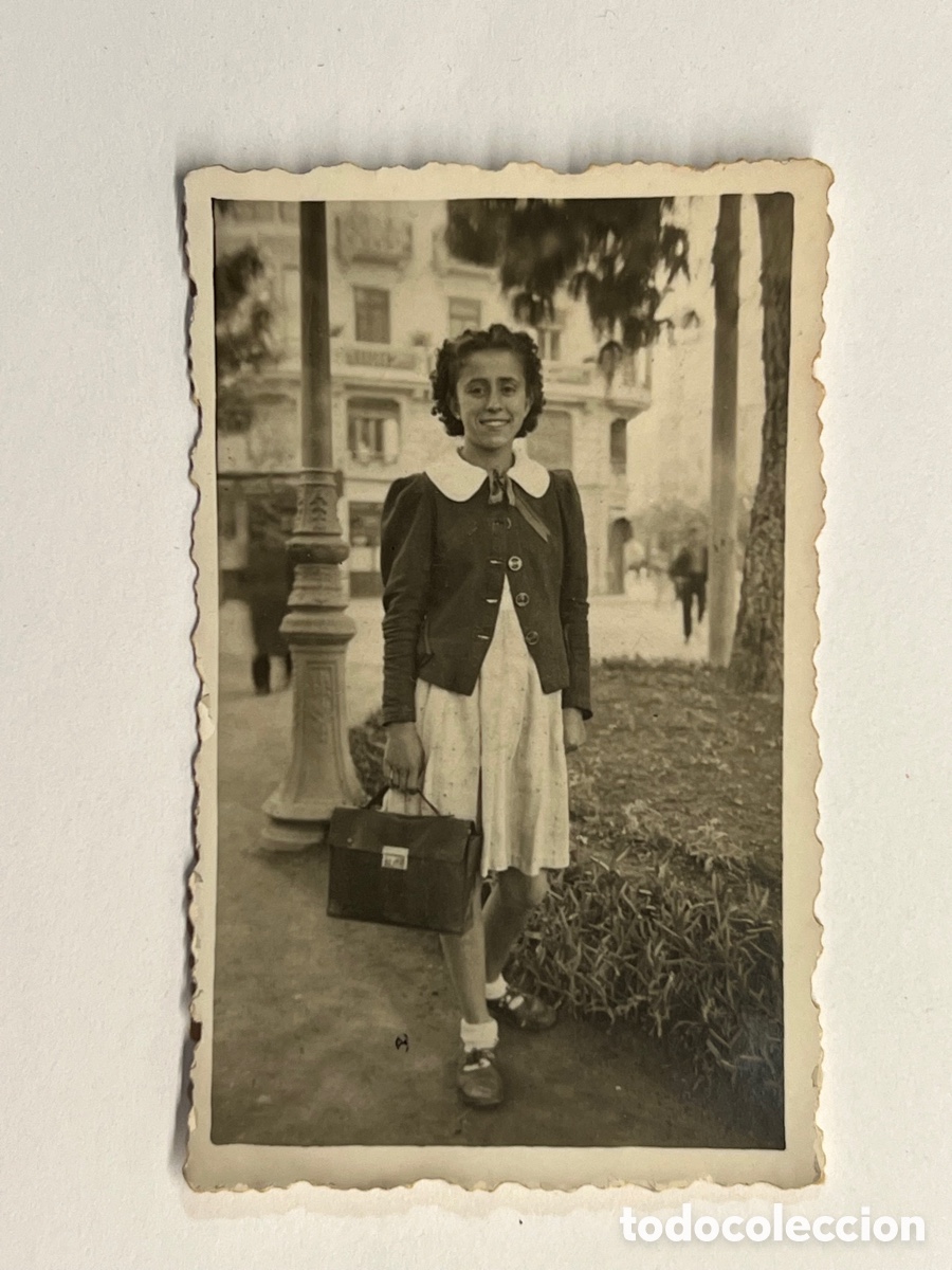 Fotografia antiga: MINUTEROS, fot&oacute;grafos de calle.. su primer dia de escuela&hellip; Ni&ntilde;a con cartera&hellip; (h.1945?)
