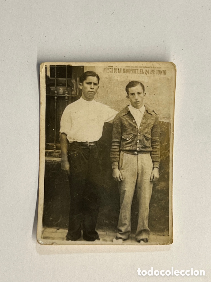 Fotografia antiga: MINUTEROS, fot&oacute;grafos de calle&hellip; Fiesta de la Banderita, 24 de Junio&hellip;, dos amigos (h.1945?)