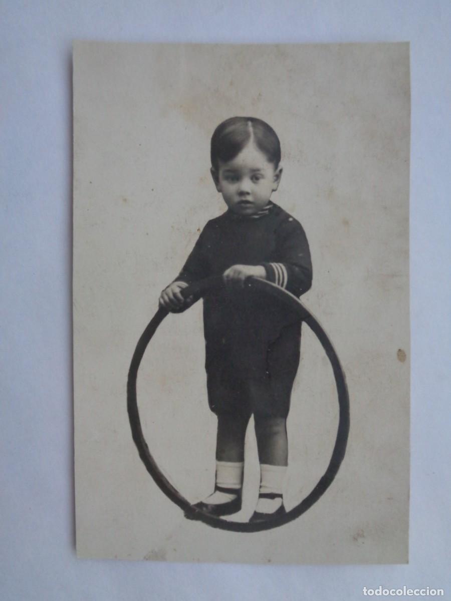 Fotografia antiga: PRECIOSA FOTO DE ESTUDIO DE NI&Ntilde;O CON JUGUETE , ARO. PRINCIPIOS DE SIGLO