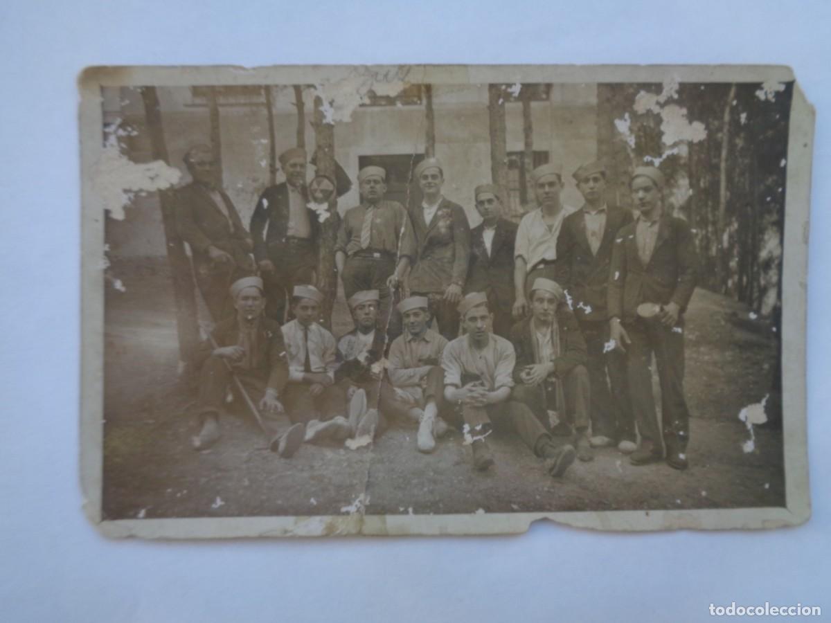 Fotografia antiga: FOTO DE GRUPO DE JOVENES DIVERTIDOS CON GORRITOS. PRINCIPIOS DE SIGLO