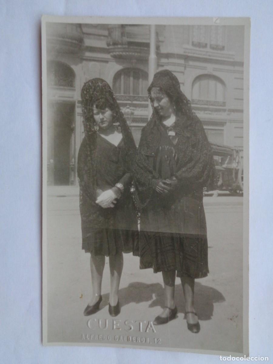 Fotografia antiga: MINUTERO DE FOTOGRAFO CALLEJERO DE MUJERES CON PEINETA Y MANTILLA, A&Ntilde;OS 20 . DE CUESTA