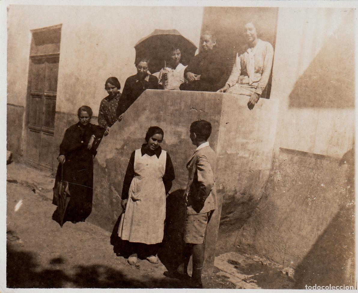 Antique Photography: En la escalera de casa con un paraguas. Familia. A&ntilde;os 20 pv