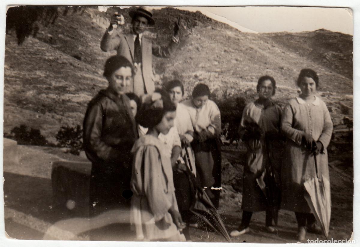 Antique Photography: Entre monta&ntilde;as. Paseando en familia con una sombrilla. A&ntilde;os 20 pv