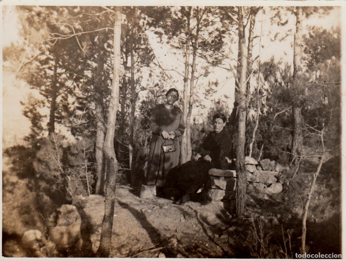 Antique Photography: Pareja de mujeres en el bosque. A&ntilde;os 20 pv