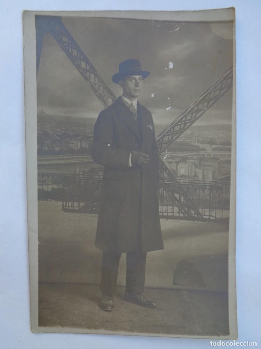 Alte Fotografie: BONITA FOTO DE ESTUDIO DE SE&Ntilde;OR ELEGANTE, PRINCIPIOS DE SIGLO, FONDO DECORADO TORRE EIFFEL