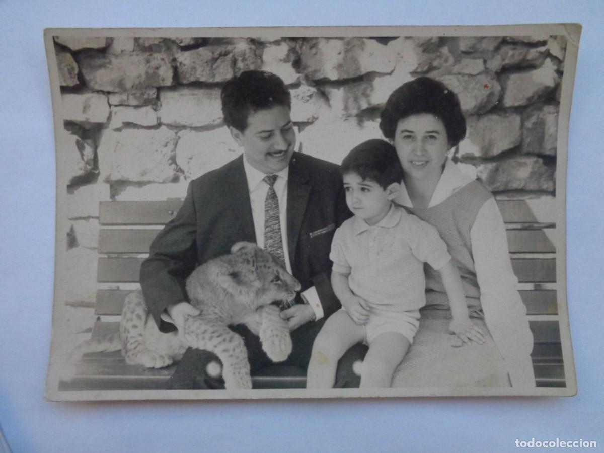 Alte Fotografie: FOTO DE FAMILIA CON CACHORRO DE LEON , RECUERDO DEL ZOO DE BERLIN, 1963