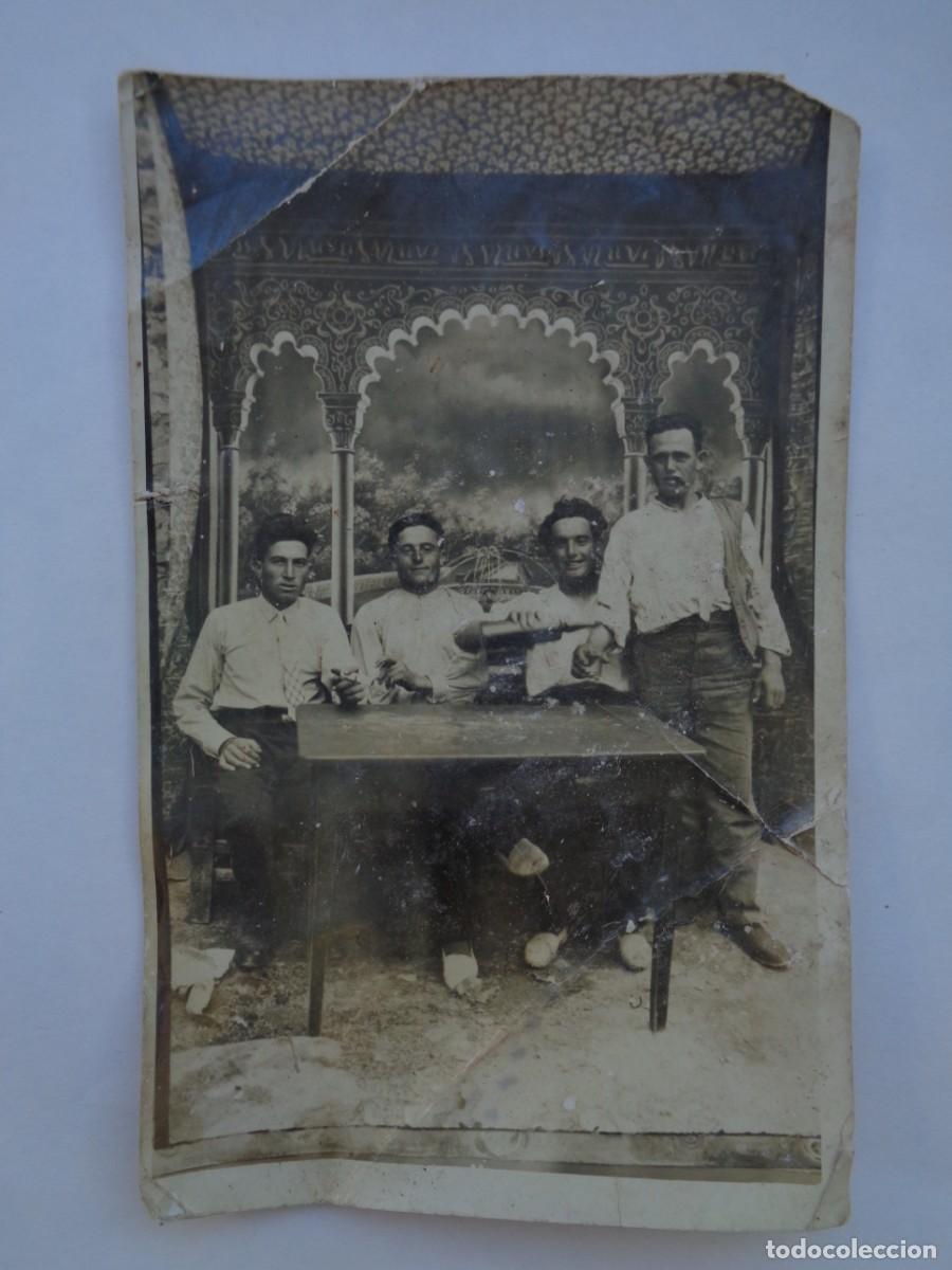Alte Fotografie: MINUTERO DE FOTOGRAFO CALLEJERO DE HOMBRES TOMANDO VINO, DECORADO ALHAMBRA . A&Ntilde;OS 30. MAL ESTADO