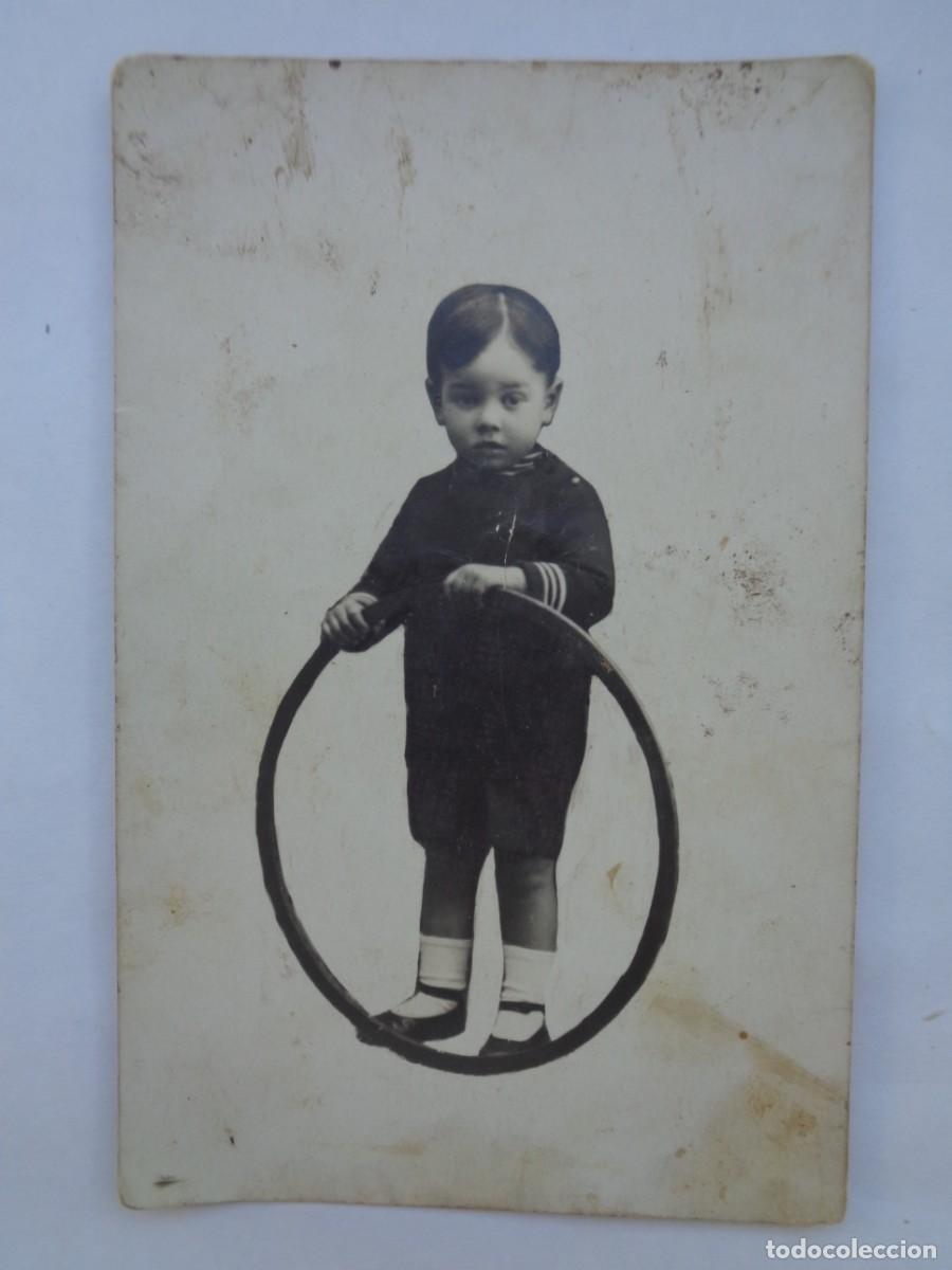 Alte Fotografie: PRECIOSA FOTO DE ESTUDIO DE NI&Ntilde;O CON JUGUETE , ARO. PRINCIPIOS DE SIGLO
