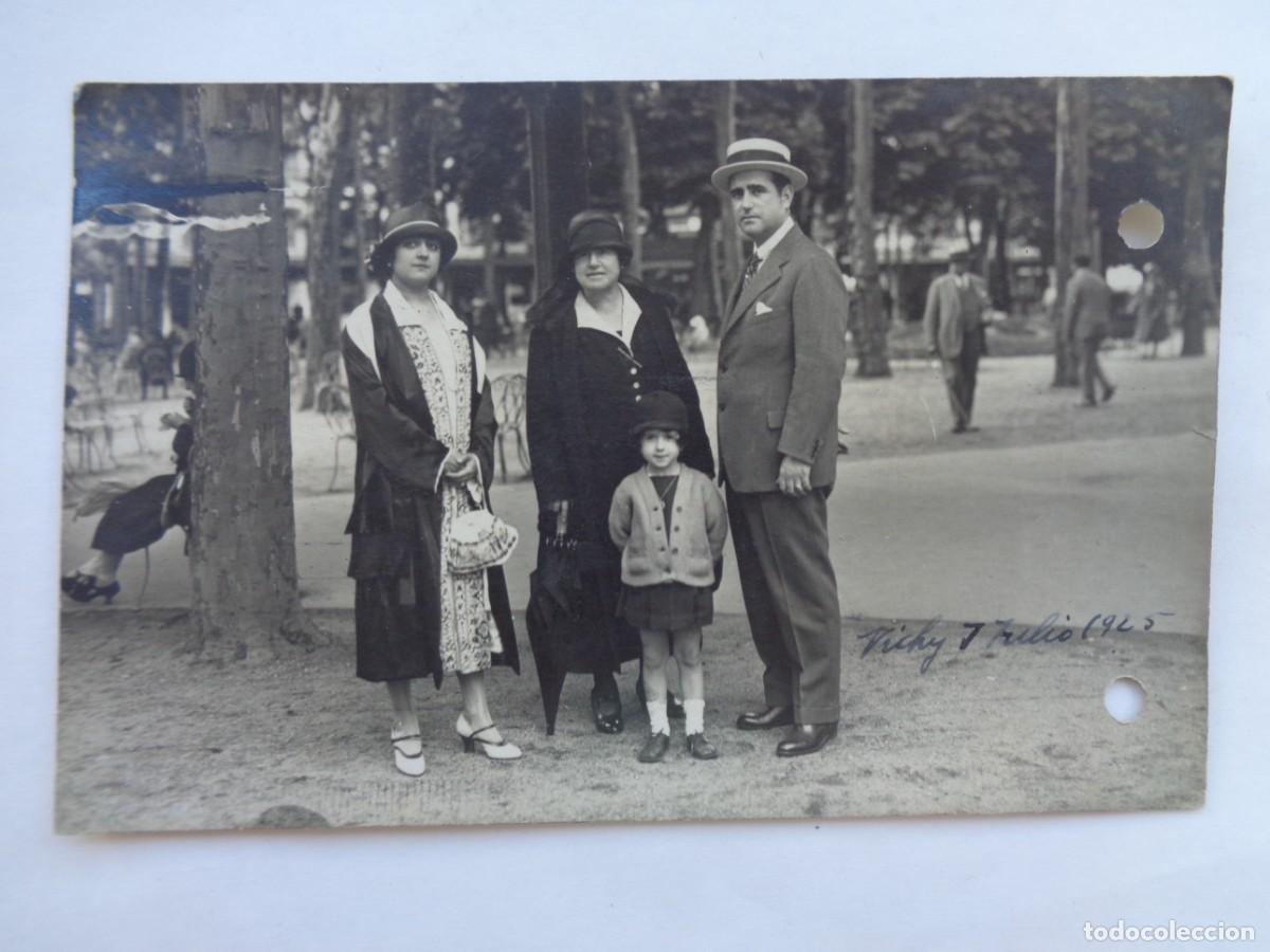 Alte Fotografie: MINUTERO DE FOTOGRAFO CALLEJERO DE FAMILIA ESPA&Ntilde;OLA EN FRANCIA, USADA COMO POSTAL Y CIRCULADA 1925