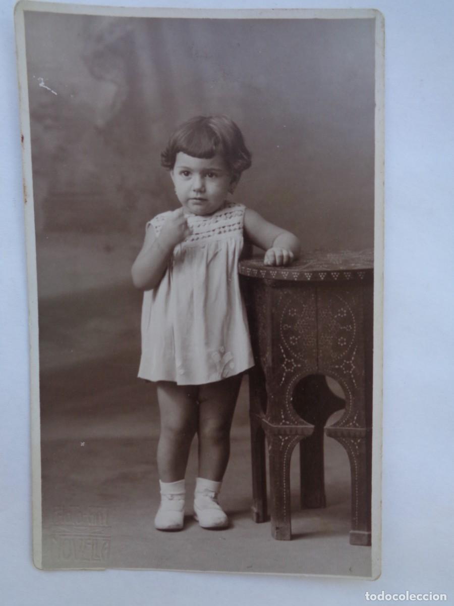 Alte Fotografie: PRECIOSA FOTO DE ESTUDIO DE NI&Ntilde;A Y MESA MORUNA, PRINCIPIOS DE SIGLO. DE PHOTO ART , NOVELLA