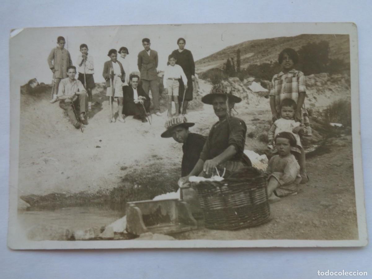 Alte Fotografie: FOTO DE GENTE CON ASPECTO POBRE, SE&Ntilde;ORAS MAYORES CON EXTRA&Ntilde;OS SOMBREROS LAVANDO EN EL RIO, ETC