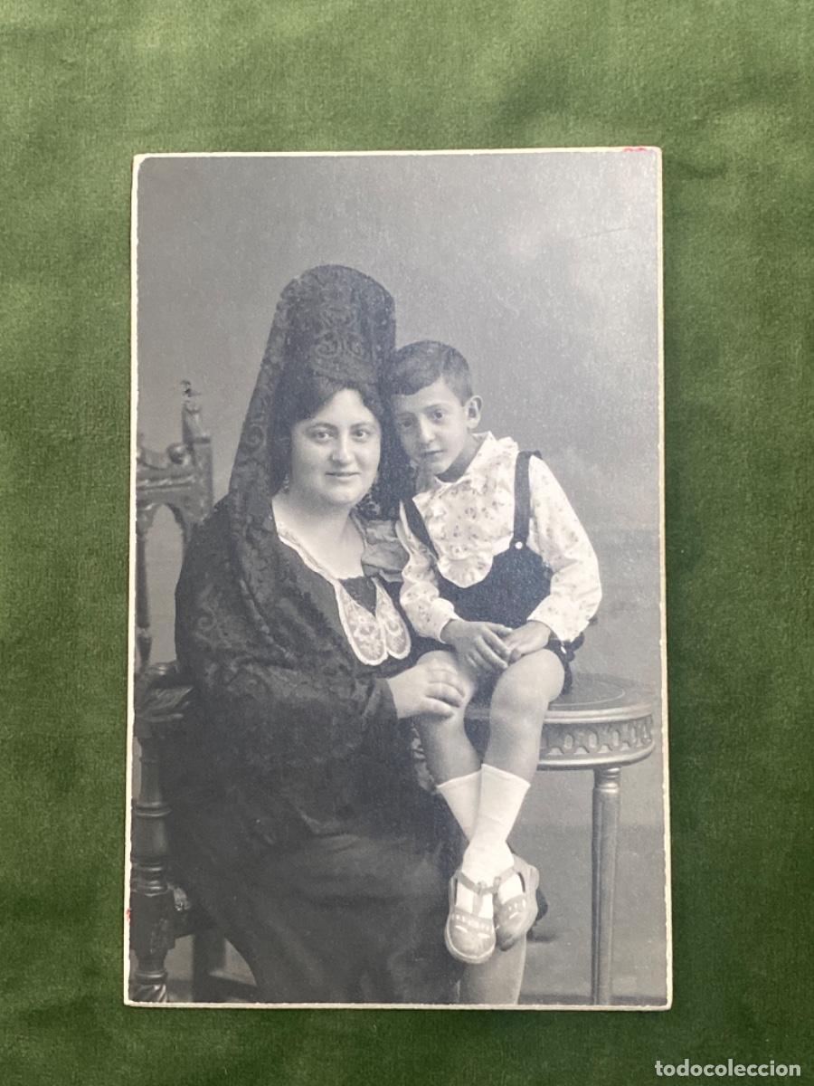 Fotografia antica: ANTIGUA FOTOGRAF&Iacute;A MUJER DE MANTILLA Y NI&Ntilde;O FOTO JAVIER C&Aacute;CERES
