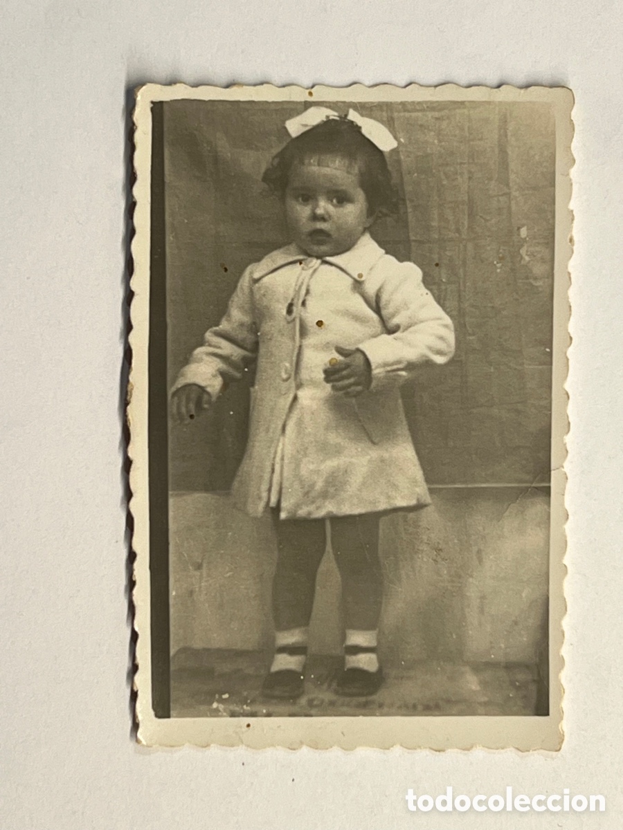 Fotografia antica: MINUTEROS, Postguerra&hellip; Ni&ntilde;a con Lazo Blanco&hellip; (h.1945?) Med&iacute;das: 4,5 x 7 cm.,