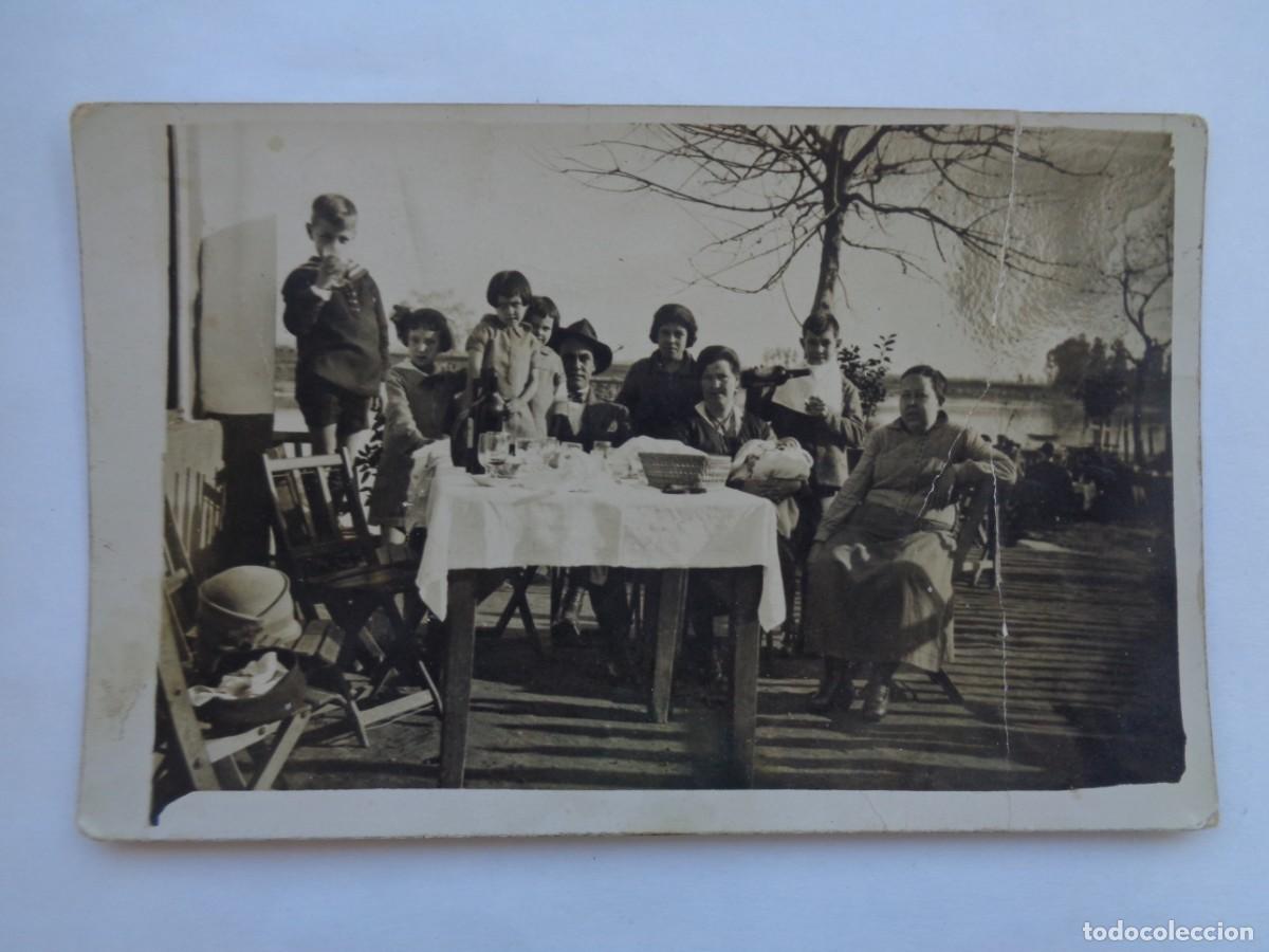 Fotografia antica: FOTO DE FAMILIA POSANDO CON BEBE EN LA TERRAZA DE UN BAR, PRINCPIOS DE SIGLO