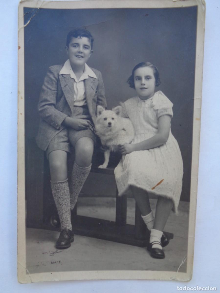 Fotografia antiga: PRECIOSA FOTO DE ESTUDIO DE NI&Ntilde;OS, HERMANOS , CON PERRO . 1938