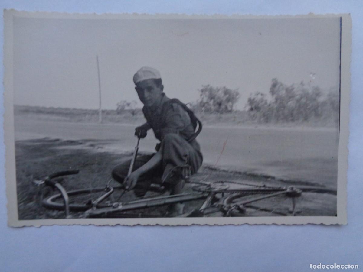 Fotografia antiga: FOTO DE JOVEN HINCHANDO LA RUEDA DE LA BICICLETA CON UNA BIMBA