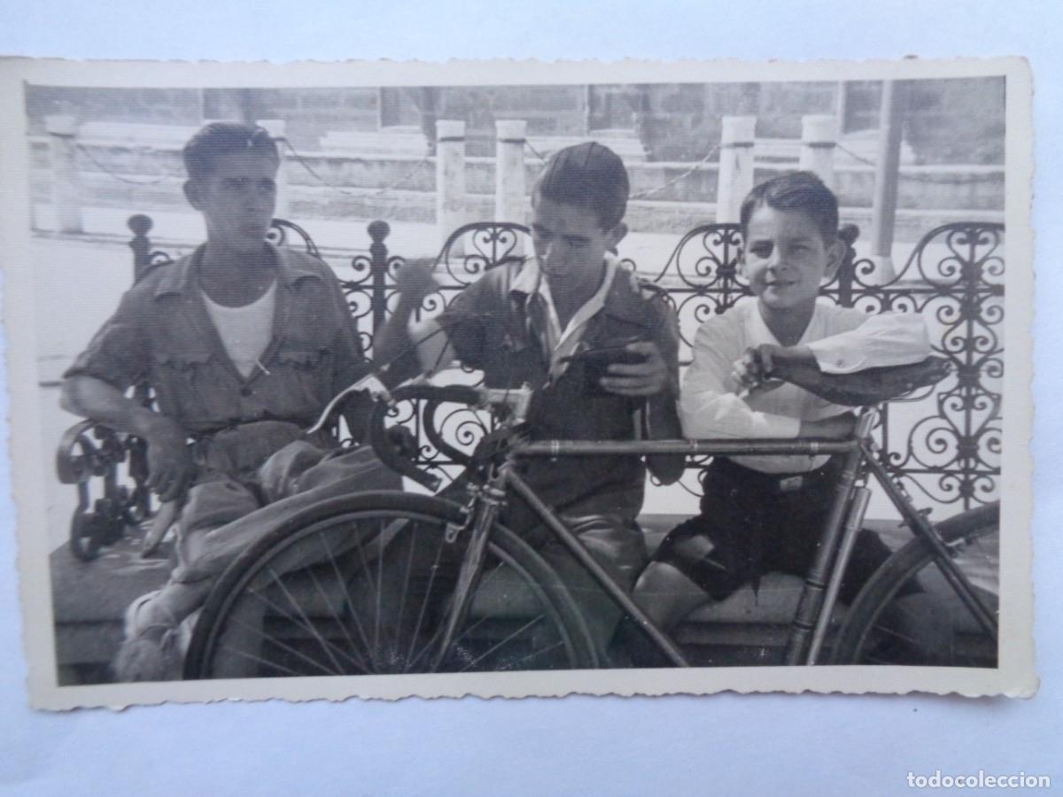 Fotografia antiga: FOTO DE JOVENES CON BICICLETA, UNO CON ALPARGATAS