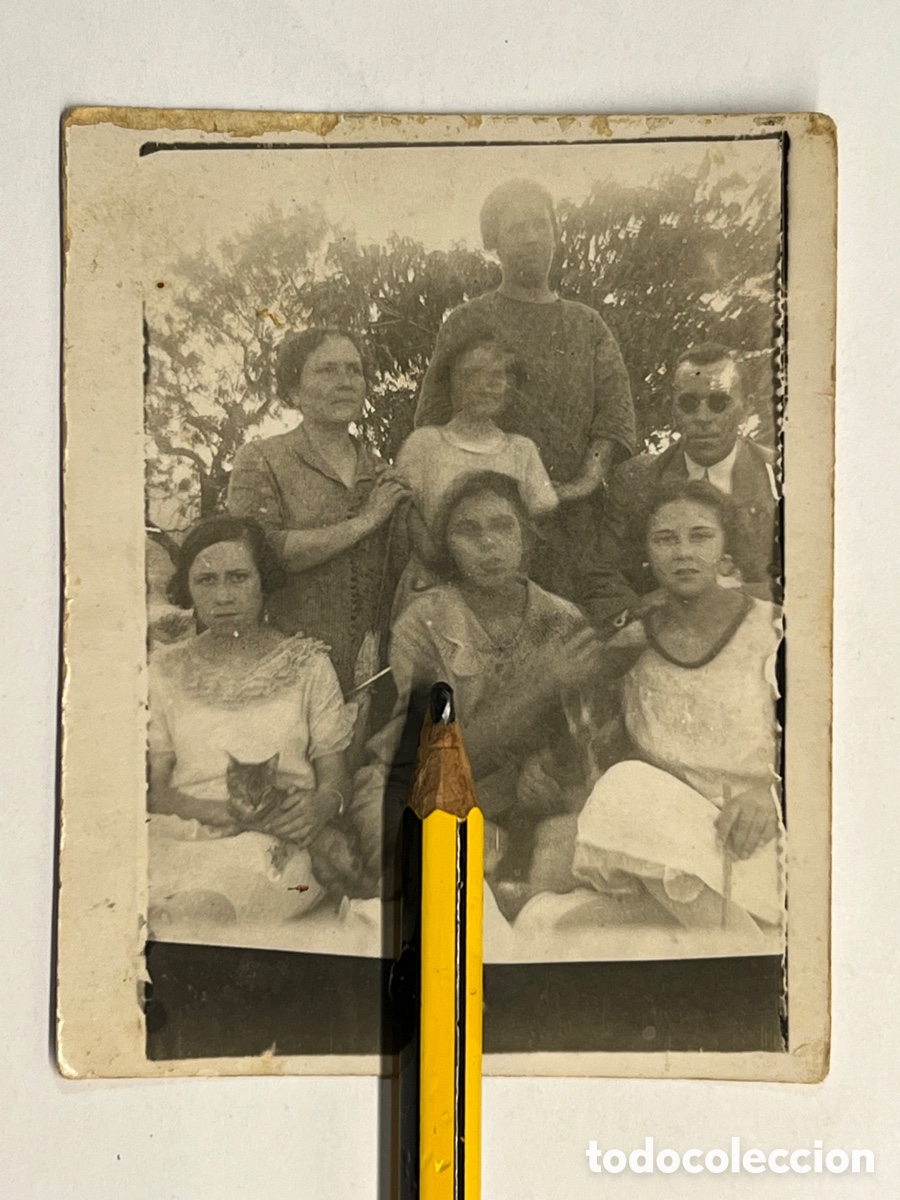 Alte Fotografie: MINUTEROS, fot&oacute;grafos de calle. Grupo familiar en el Huerto de Casa con el gato&hellip; (h.1940?)