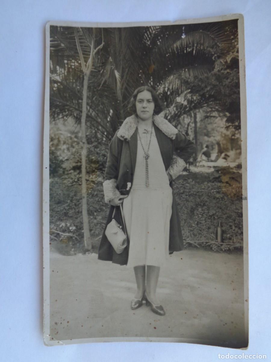 Alte Fotografie: MINUTERO DE FOTOGRAFO CALLEJERO DE JOVEN SE&Ntilde;ORITA CON BOLSO , A&Ntilde;OS 20