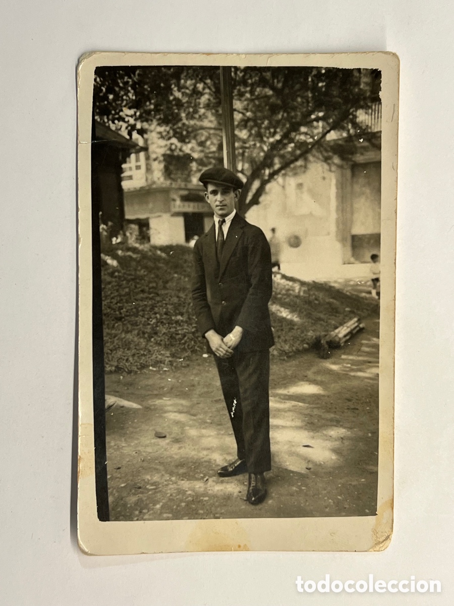 Antique Photography: GENIO Y FIGURA. Joven con Gorra inglesa y Traje Negro (h.1920?)